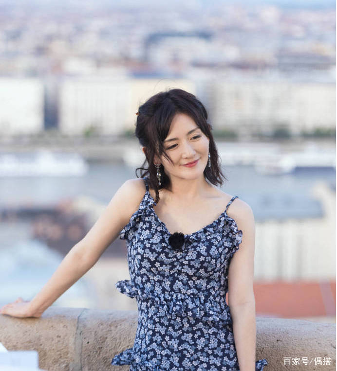 仙女|海边度假这样穿才好看！吊带裙造型，展现完美身材，清凉又时髦