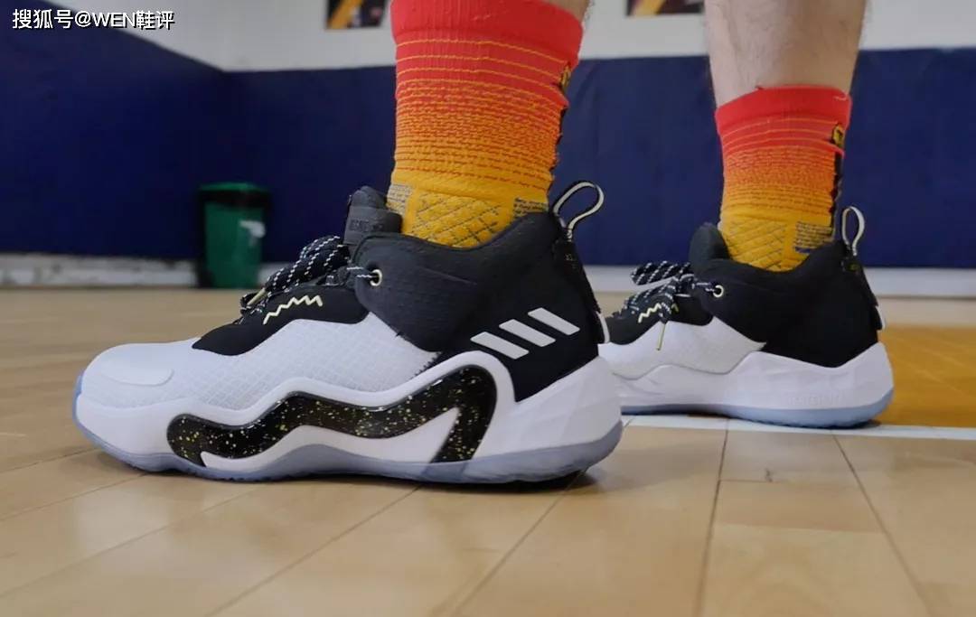 衰减性|adidas 米切尔3代实战:性能在线 稳定有余 惊喜不足