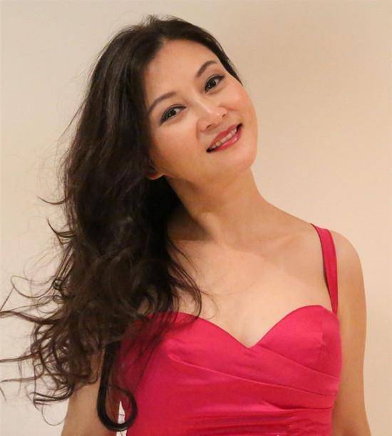 15岁以一首歌红过那英田震,退出歌坛经商惨败,47岁仍单身_朱晓琳