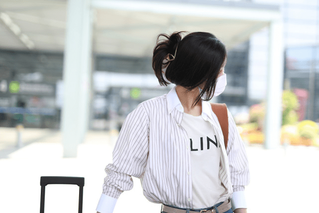 文咏珊|文咏珊性格慵懒随性,衬衫不系扣领口大敞,32岁气质成熟有韵味