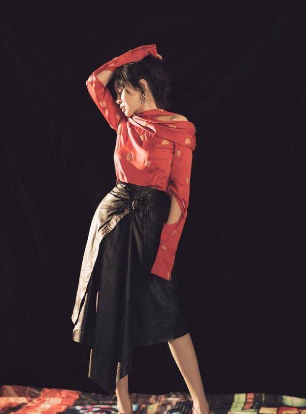 服装|闫妮“逆生长”，穿的衣服开很大的洞，扎高马尾越看越可爱