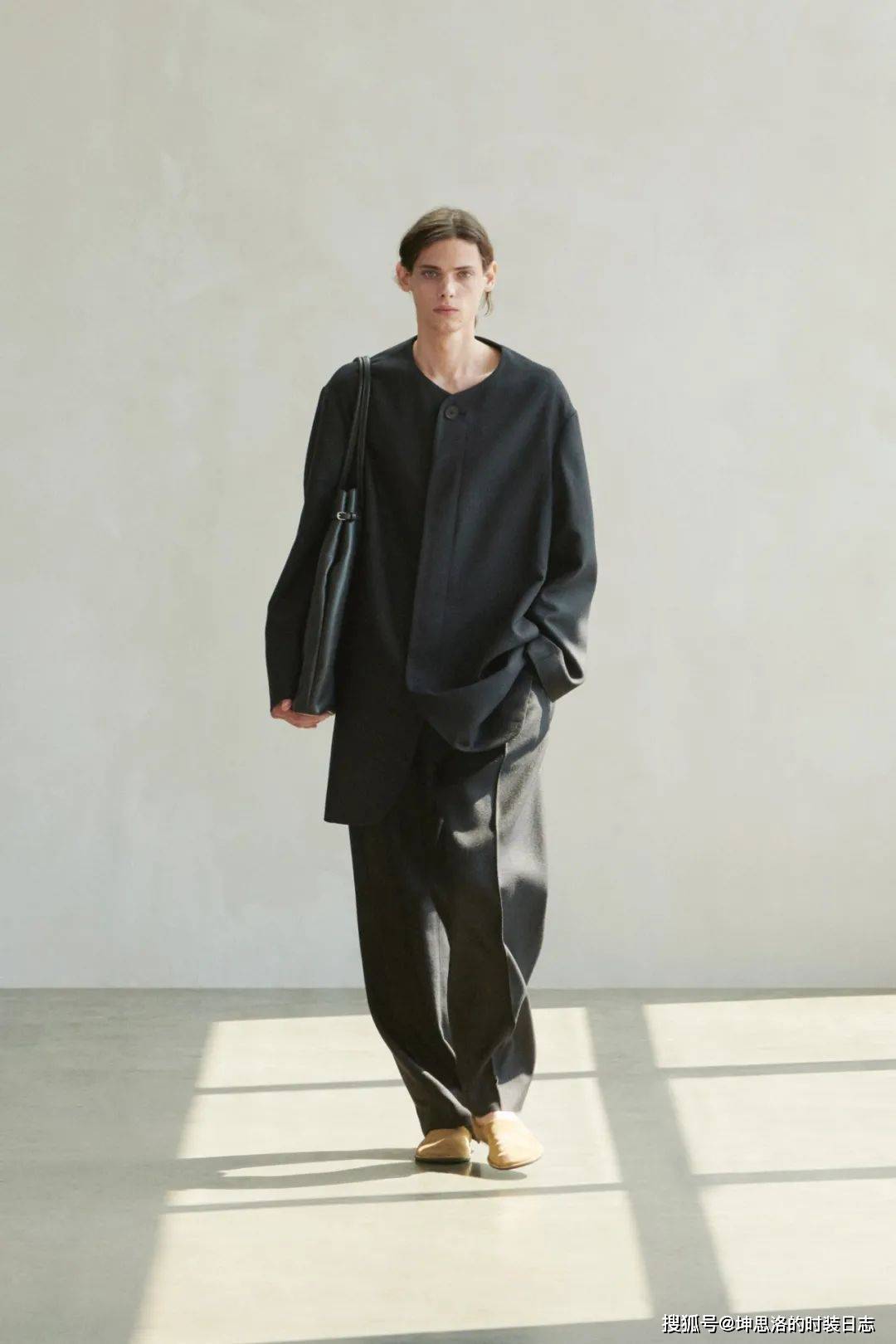姐妹|秀场LOOK丨The Row 2022春夏 从容坚定的力量感?