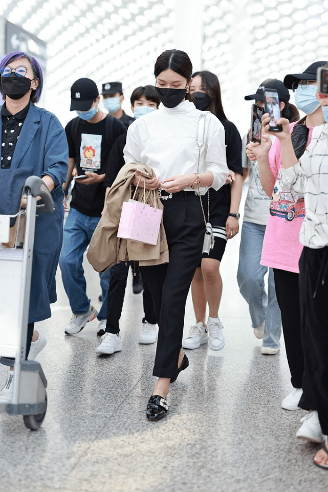 文咏珊|文咏珊性格慵懒随性,衬衫不系扣领口大敞,32岁气质成熟有韵味