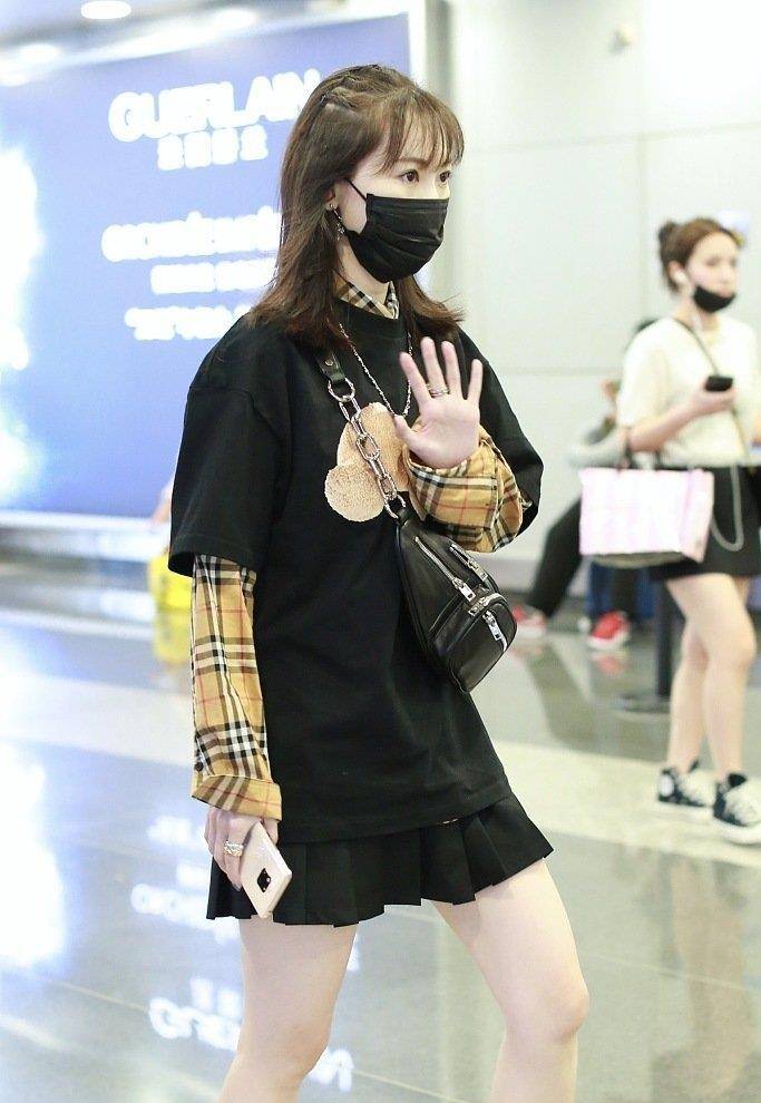 图案|马蓉辟谣怀孕传闻后现身机场，一袭短裙秀腿，t恤图案是亮点