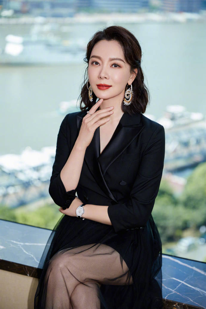 黑色|陈数从42岁美回24岁,不穿裙装也有范儿,白衬衫搭粉色香包太时尚