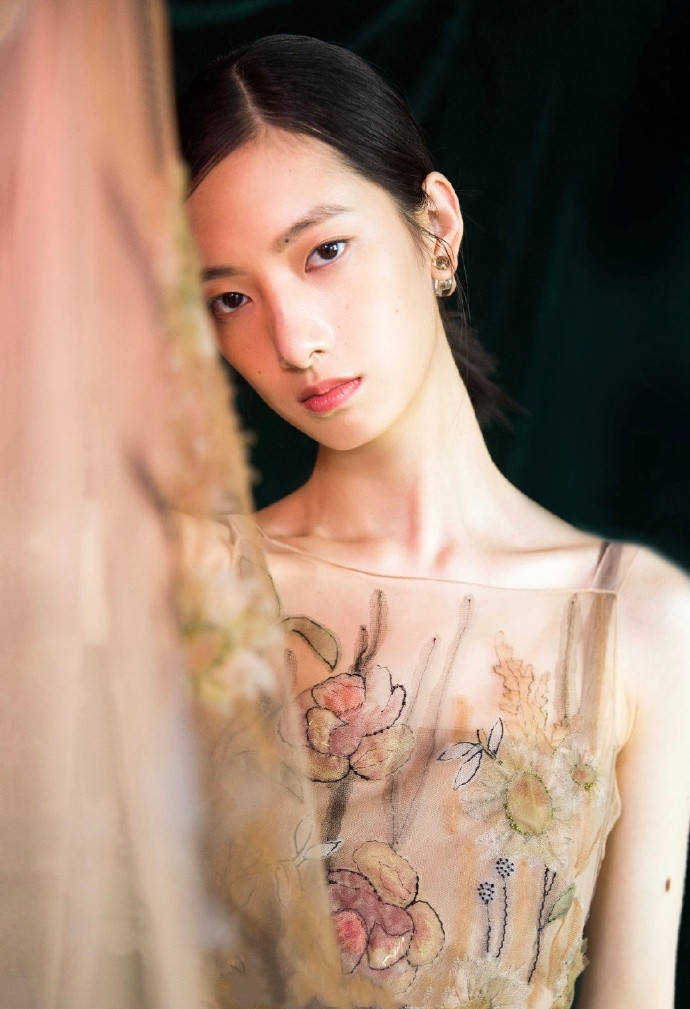 刺绣|金大川前女友好高级！项偞婧刺绣长裙现身，179cm身高这气质绝了