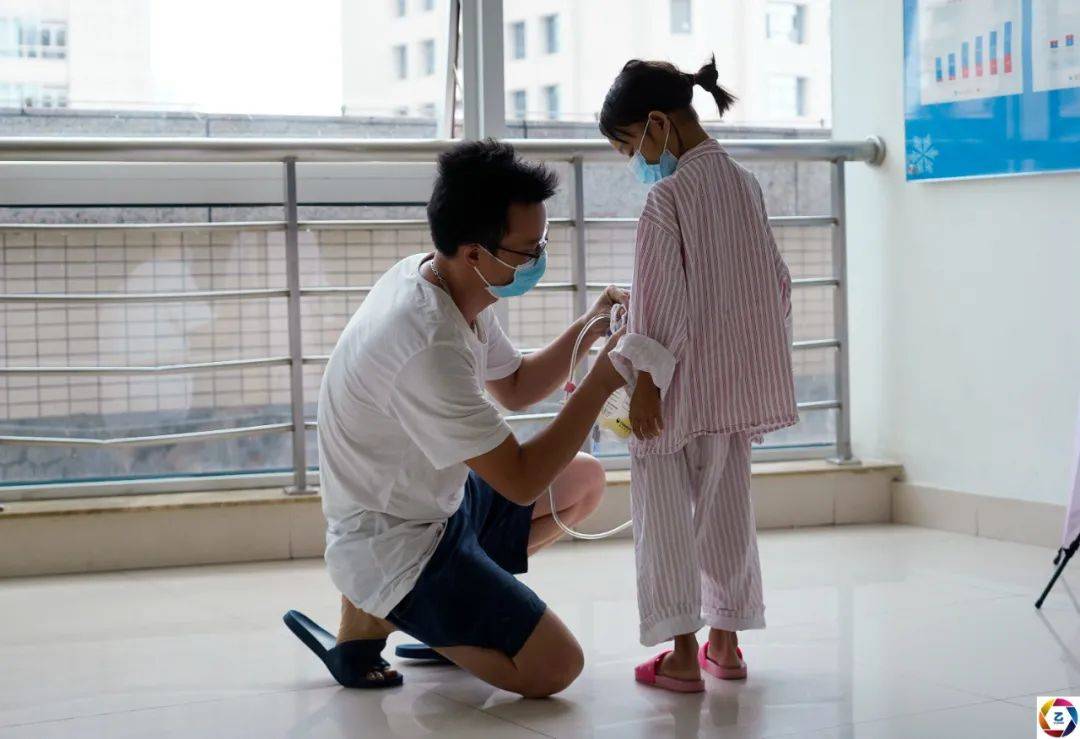 原创10岁漂亮女孩酷爱舞蹈获奖无数一次手术后要终生挂着尿袋