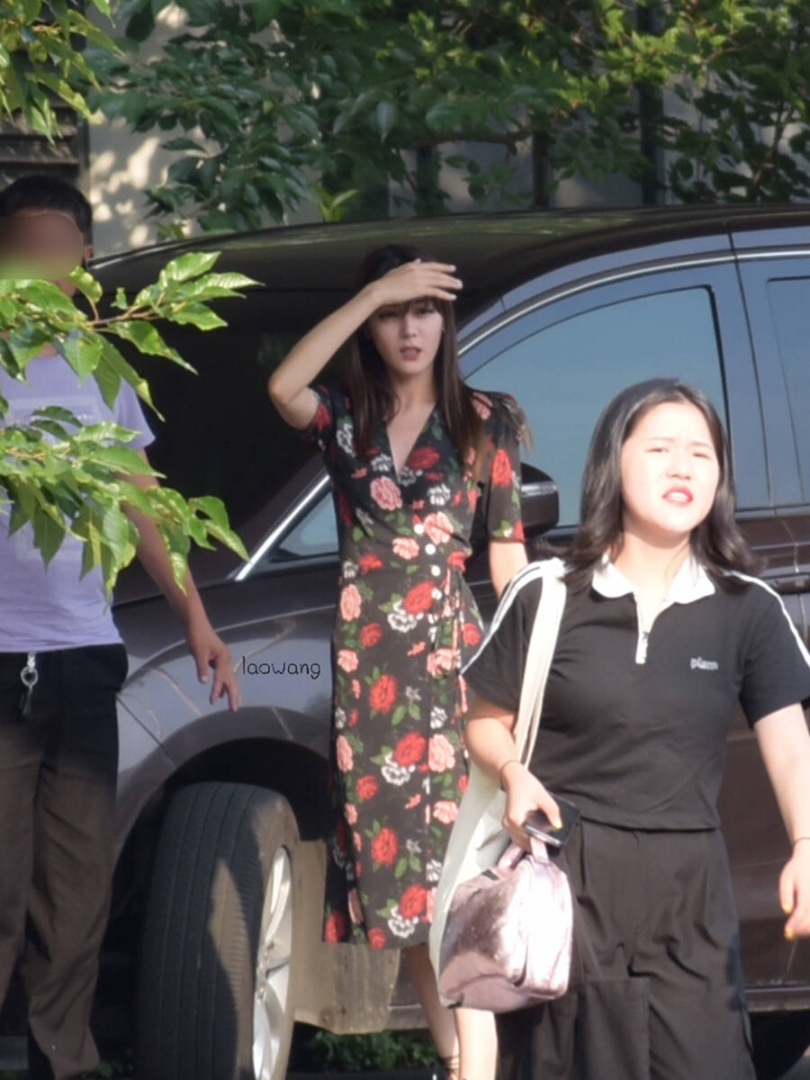 黑色|碎花裙显老气，可穿迪丽热巴身上，却美得高级有气质！