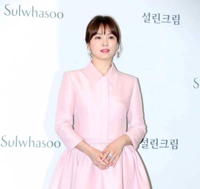 颜色|来跟宋慧乔学穿搭，瞬间让自己成为韩范女神，粉色裙子高级减龄