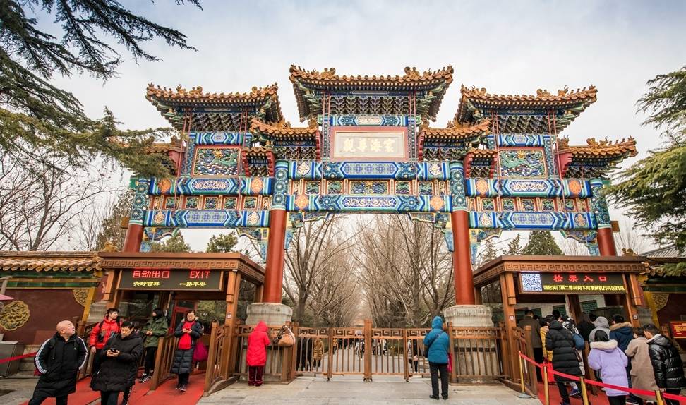 北京传奇名胜，出过两位清代皇帝，原来是府邸，后来变成大庙