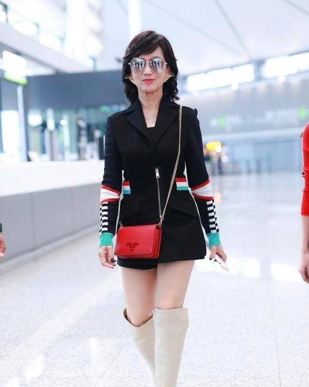 服装|赵雅芝心态不一般，都是奶奶年纪了，还在穿西装裙！