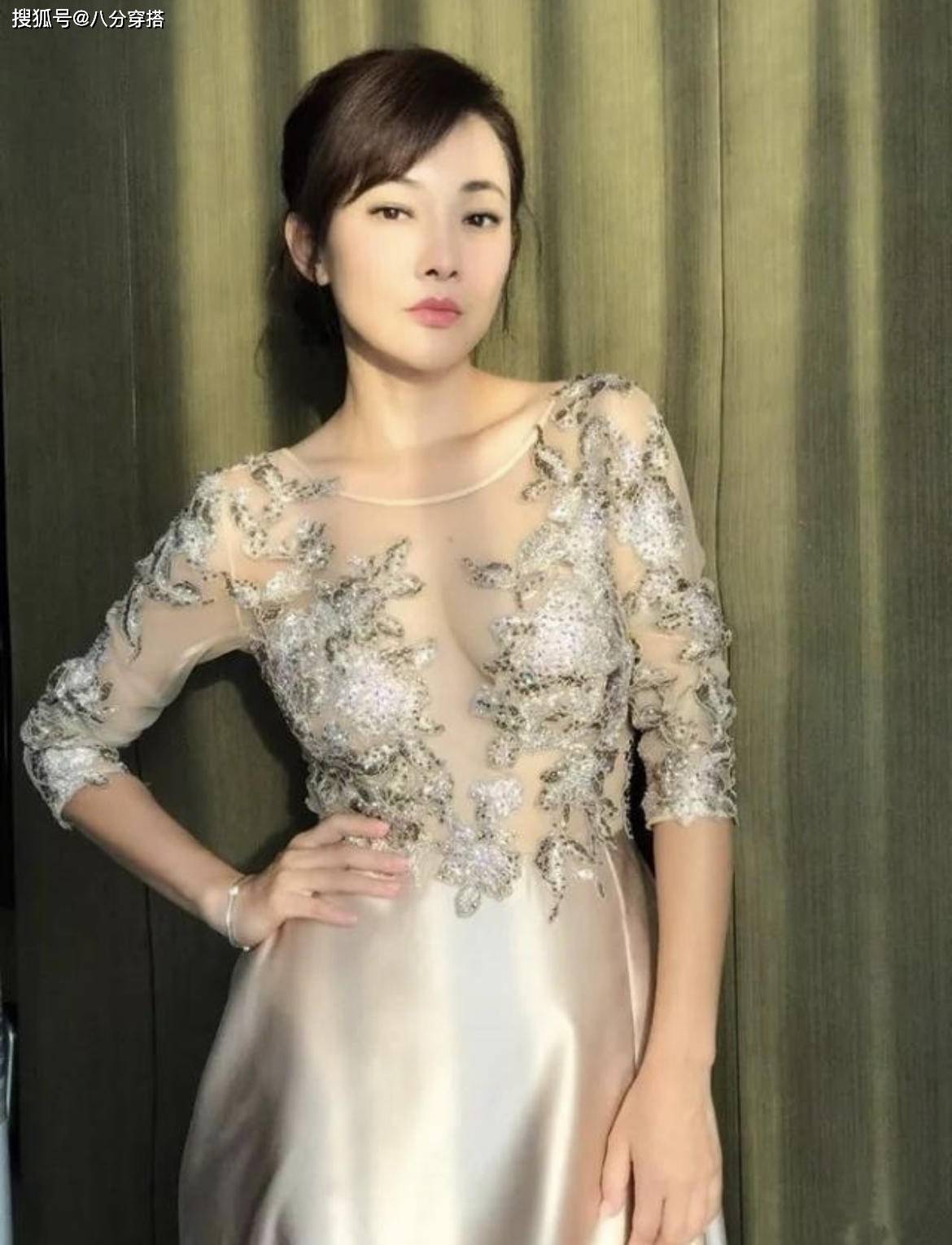 美眉|牛莉“阿姨辈”里最会打扮，一袭白色无袖礼服干净清爽，身材婀娜