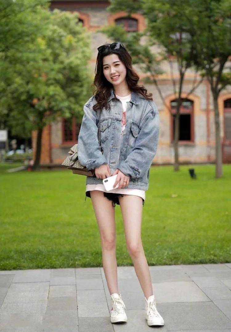 方面|白色的百褶短裙清新减龄，很适合这种气质的女生去穿搭