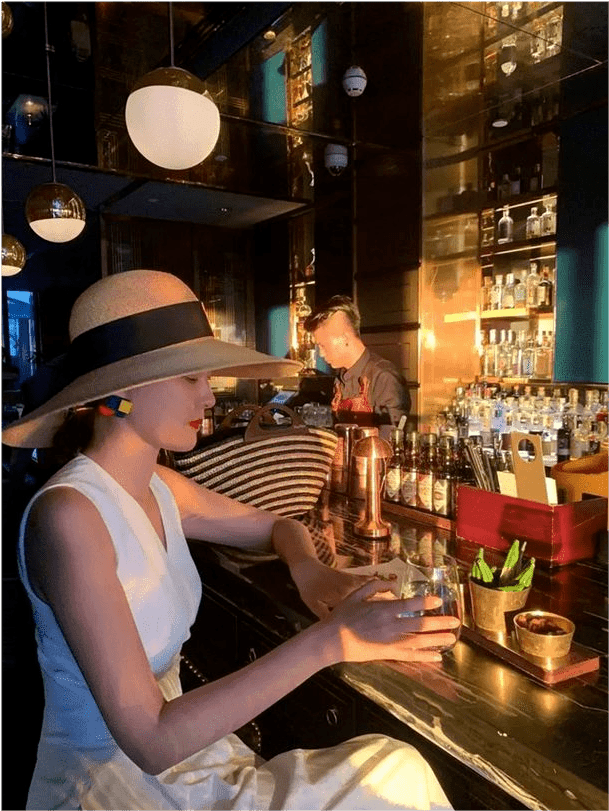 原创43岁刘芳菲生活过得真潇洒穿套装优雅精致成名媛颜值高过董卿