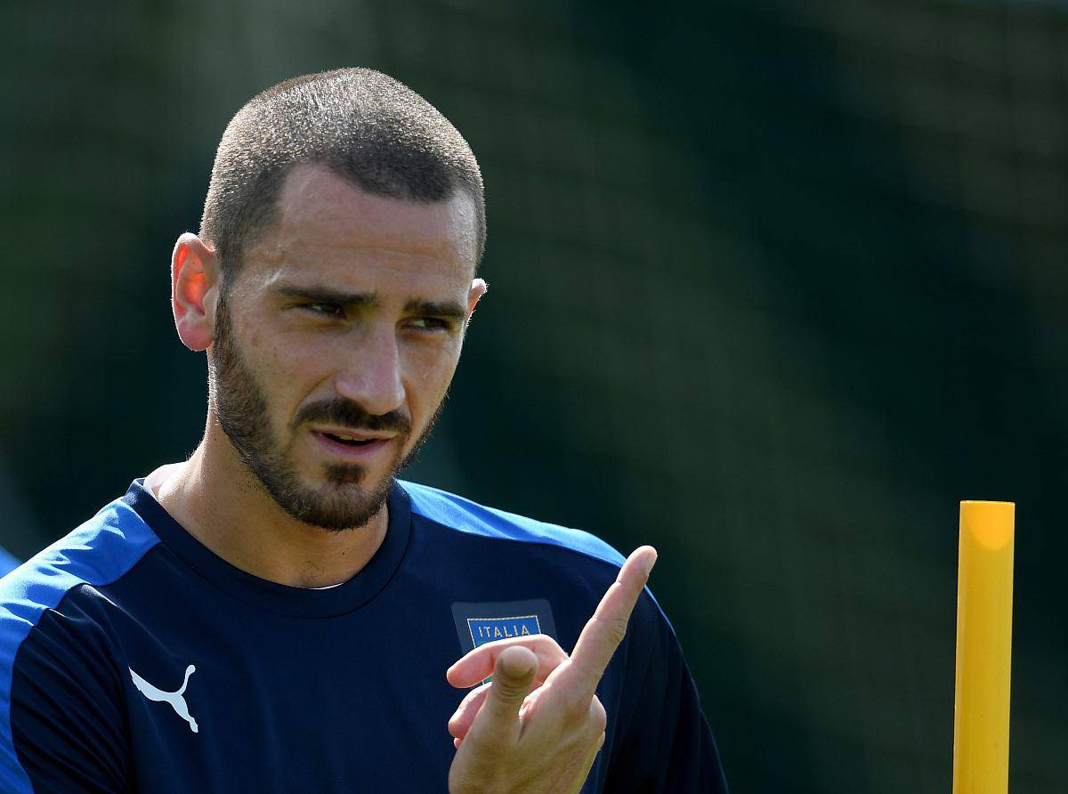 英格兰球迷暴走和c罗蹭了金靴,博努奇夺冠喝啤酒可乐_欧洲