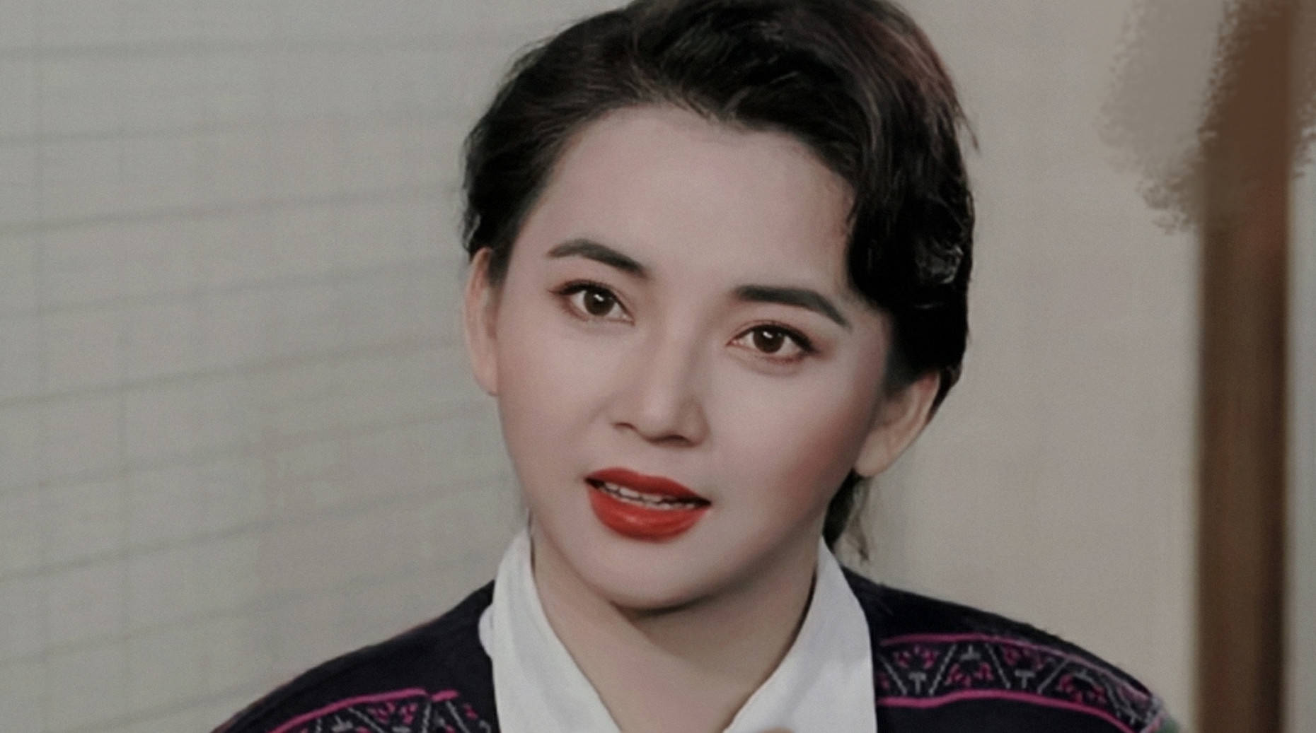 卖豪宅救夫,美貌不输林青霞,63岁"霸王花"终于恢复以往风采_胡慧中