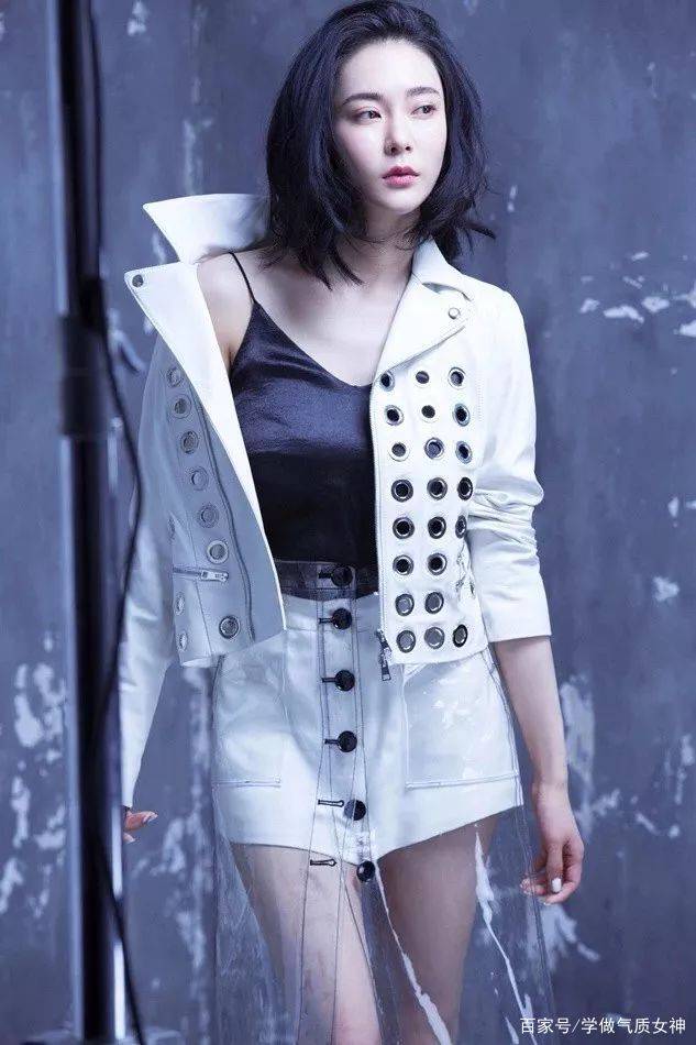 黑色|裙子里穿什么？现在这么穿才时髦！
