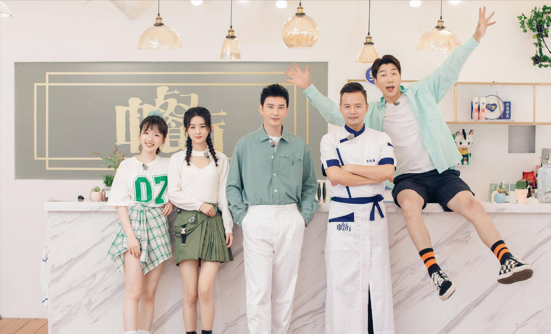 中餐厅 宁静丁真齐晒合影,换了造型师的丁真,果然气质也变了