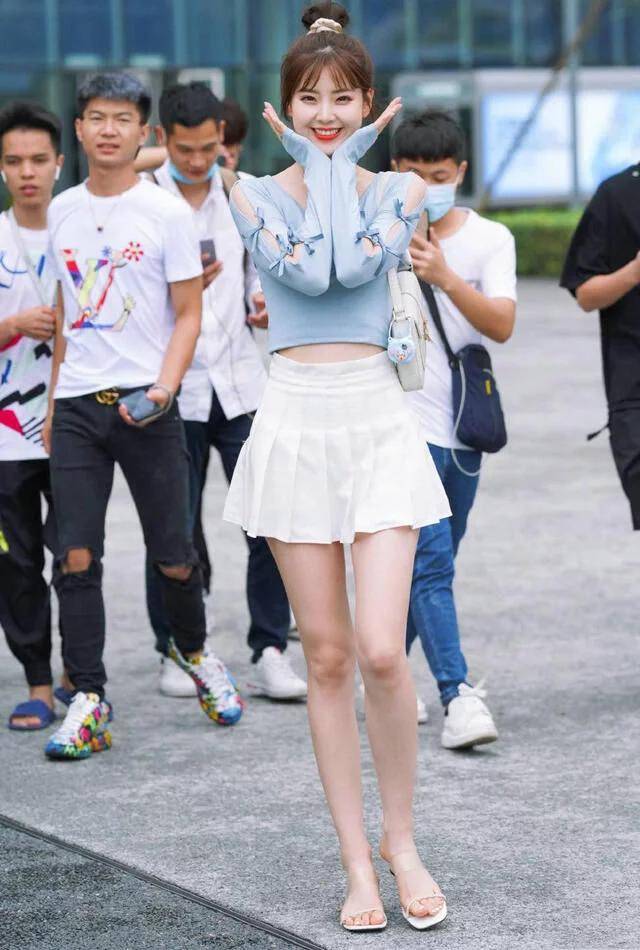 方面|白色的百褶短裙清新减龄，很适合这种气质的女生去穿搭