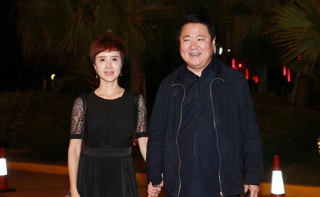老公|金巧巧携老公现身，一袭百褶裙气质出众，48岁老公休闲装好接地气