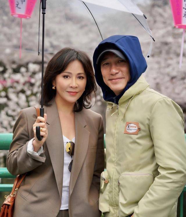 身材|刘嘉玲夫妇罕见同台，一袭碎花裙变复古女郎，梁朝伟一脸假笑相迎