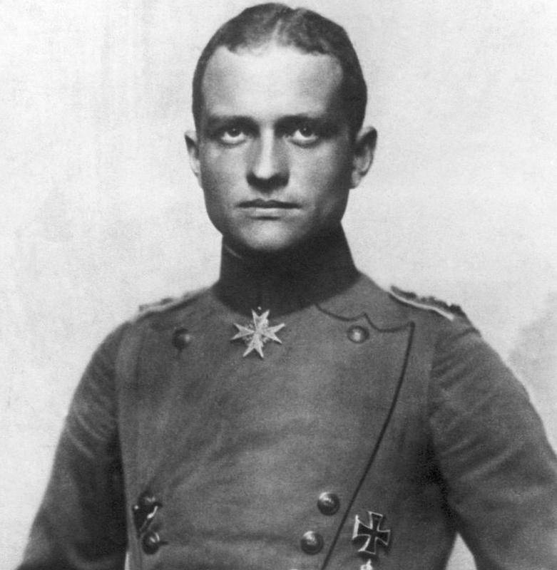 在长达18个月的时间里,红男爵驾驶着他鲜红色的双翼飞机,象征着德国