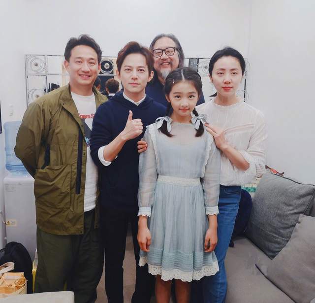 气质|多多与话剧演员们合影，身高直逼何炅气质出众，高清舞台照再曝光