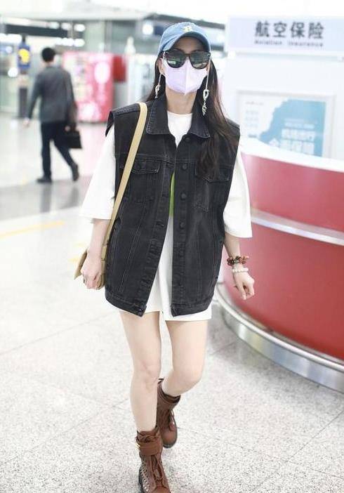 进行|黄圣依为了防晒太下功夫，穿“反季”牛仔服戴渔网帽，真不嫌热