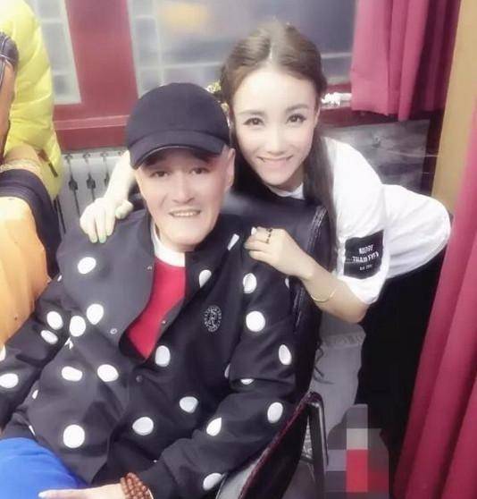 是林越艺术团的,正是小沈阳的引荐,她和刘传龙才加入了辽宁民间艺术团