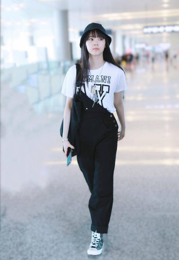 因为|欧阳娜娜看起来还是很娇嫩的！婴儿肥脸+吊带裤，学生范都出来了