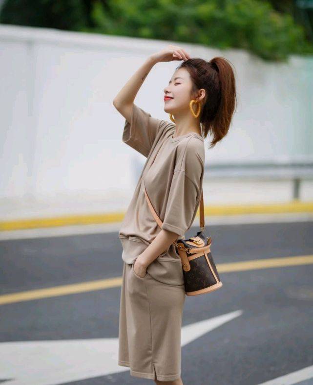 夏天|在炎热的夏天，穿上清新凉爽的服装，可以给人舒适又治愈的感觉