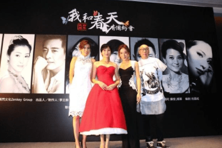 色彩|万绮雯穿抹胸裙优雅亮相，身材曲线好性感，根本看不出是50岁的人