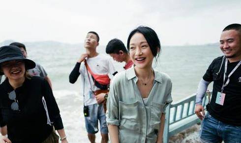 套装|周迅没生娃真的瘦，穿开衫内搭紧身打底满是“褶皱”，光吃不胖太牛