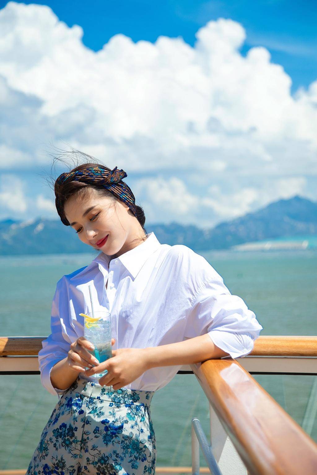 背带|刘涛气质全开!身穿白色衬衫搭配牛仔裤,简约又时尚还减龄