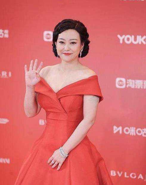 郝蕾|郝蕾这肉感身材没白长，大敞领的高定礼服，她穿轻松卡住掉不了