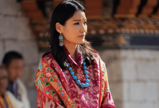 因为|不丹王后怀二胎变调皮，躲在国王身后藏着孕肚，偏要穿绣花高跟鞋