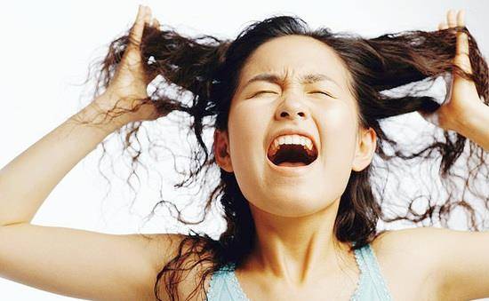 肝脏|睡前常玩手机，身体若有3种表现，可能是肝病，不妨一看