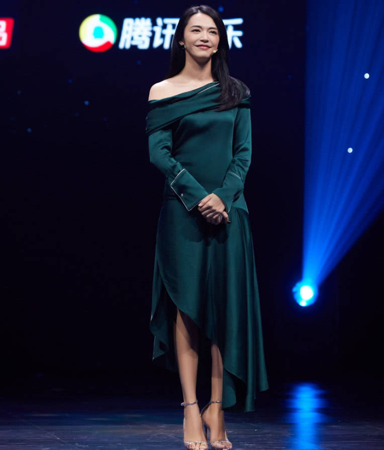 闫妮|果然姚晨涂了大红色口红就是不一样，这女人味闫妮看了都要沉默！