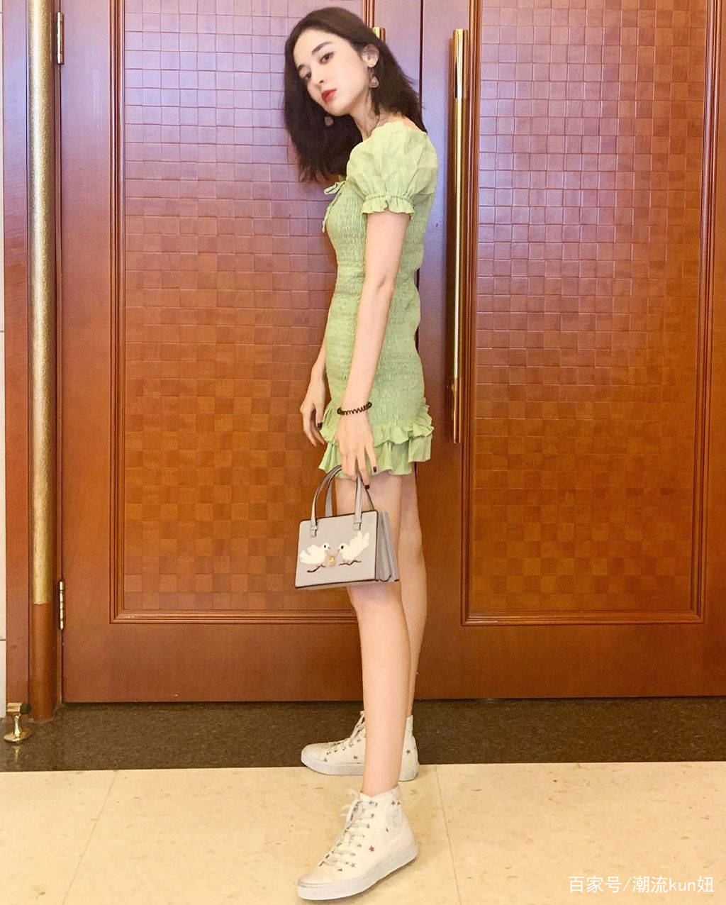 黑色|古力娜扎真会穿,吊带连衣裙凸显大长腿,皮肤白皙惹人羡