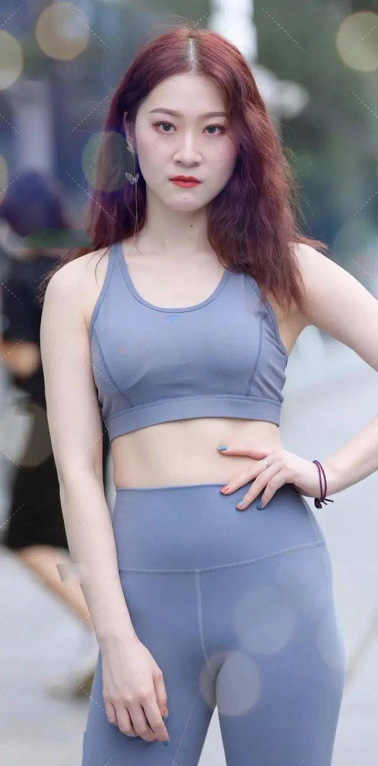 晓小|美女一袭蓝色运动套装，清新又可爱，更显青春活力