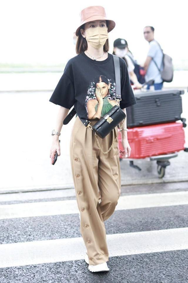 保鲜|佘诗曼颜值“保鲜”，穿阔腿裤秀骨感身材，46岁走路带风好潇洒