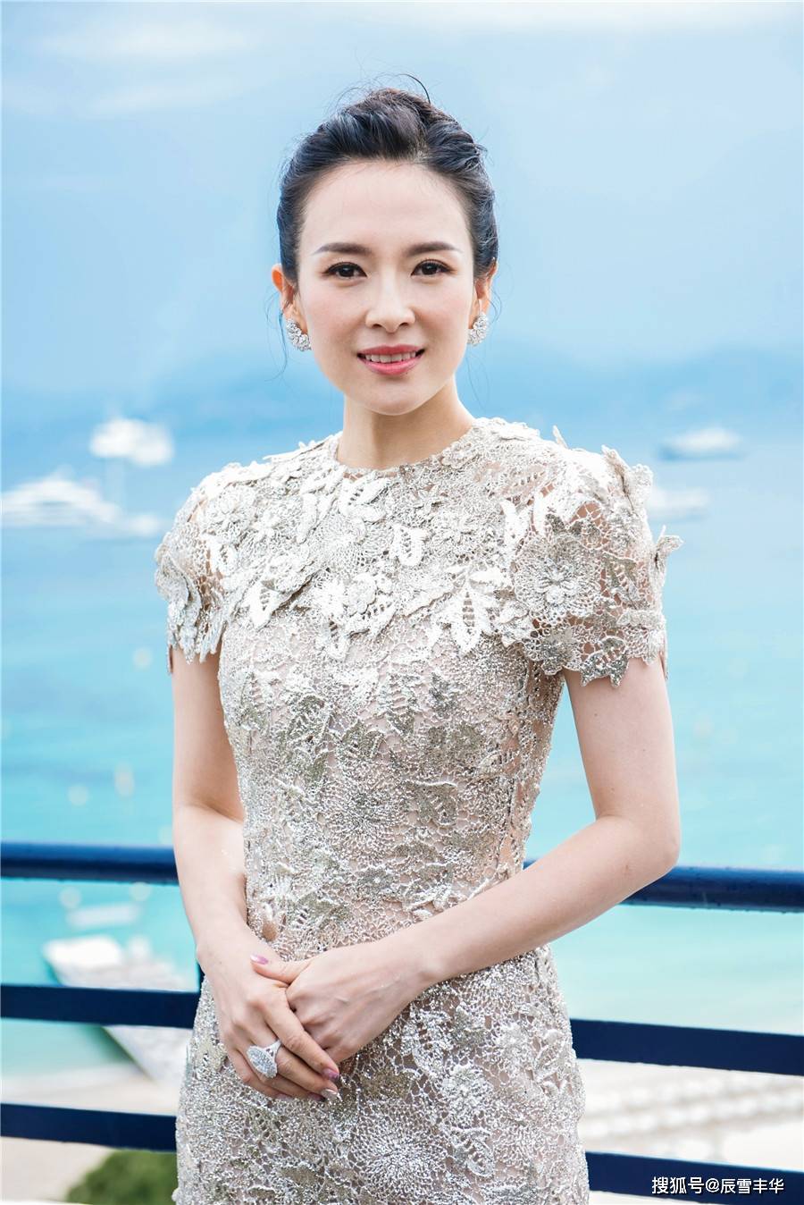 设计|章子怡穿衣真有“心机”，一身白色礼服裙秀蛮腰，美得高级又迷人