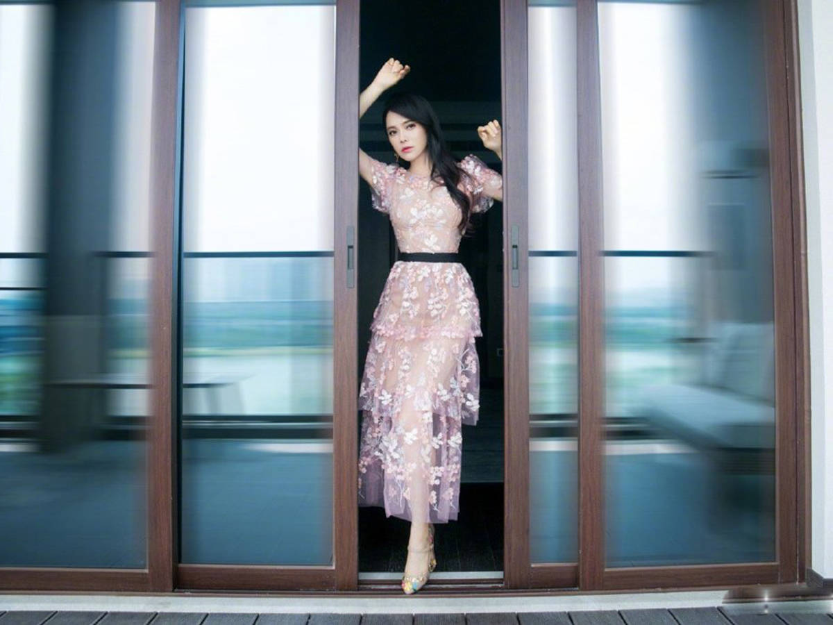 前卫|伊能静真有50岁？穿休闲装活力，换上粉色薄纱裙更少女！