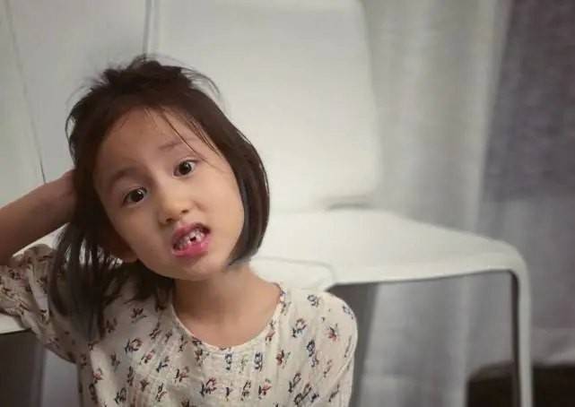 草帽|黄磊小女儿长得像爸不够美！颜值输给姐姐，穿T恤戴草帽却潮多了