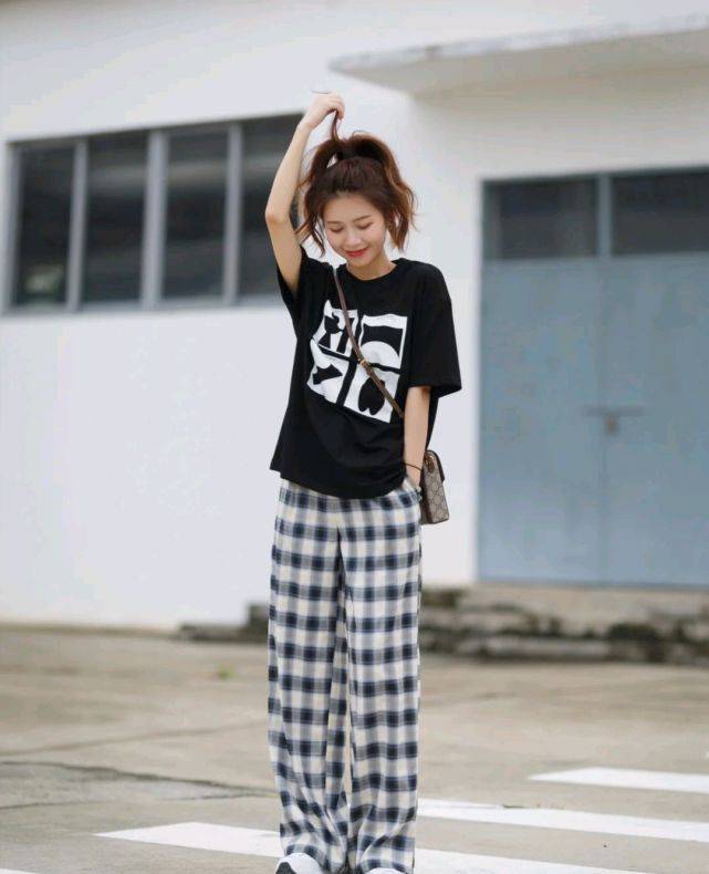 夏天|在炎热的夏天，穿上清新凉爽的服装，可以给人舒适又治愈的感觉