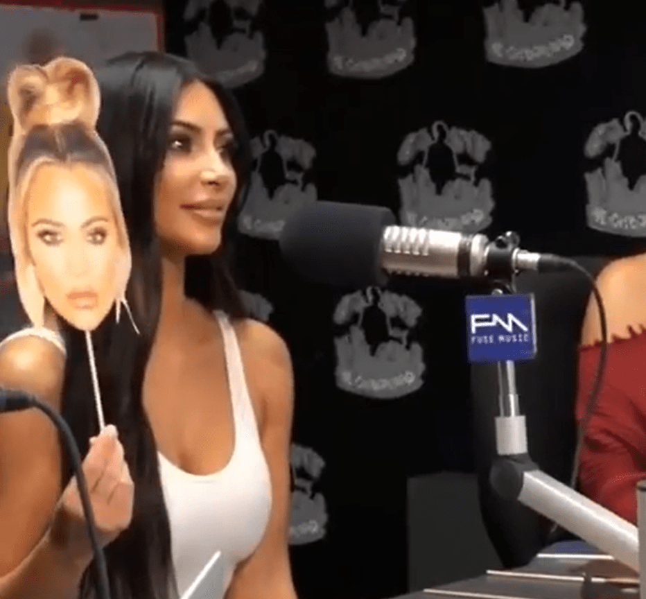 感觉|金·卡戴珊穿白色紧身包臀裙，撩发凹造型气质不凡