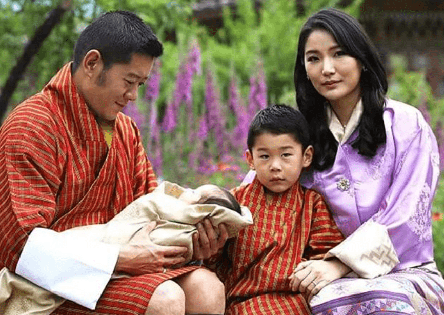 因为|不丹王后怀二胎变调皮,躲在国王身后藏着孕肚,偏要穿绣花高跟鞋