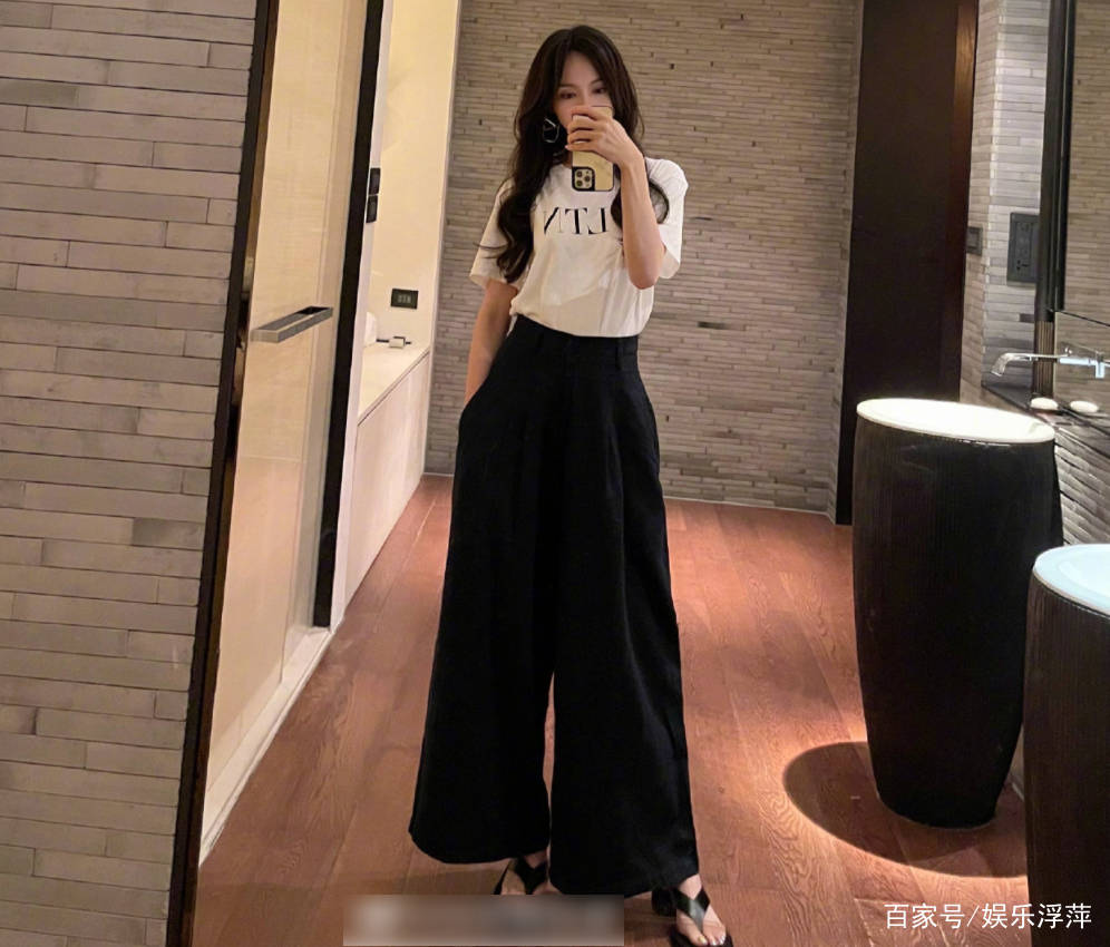 活动|唐嫣小腹隆起疑怀二胎，当她晒出对镜自拍照，从腰围看出是否怀孕