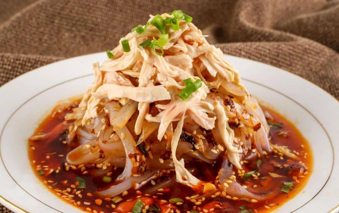 【香辣红油鸡丝】主料鸡小腿:3只辅料姜:5;白糖:1;味精:1;生抽:5ml