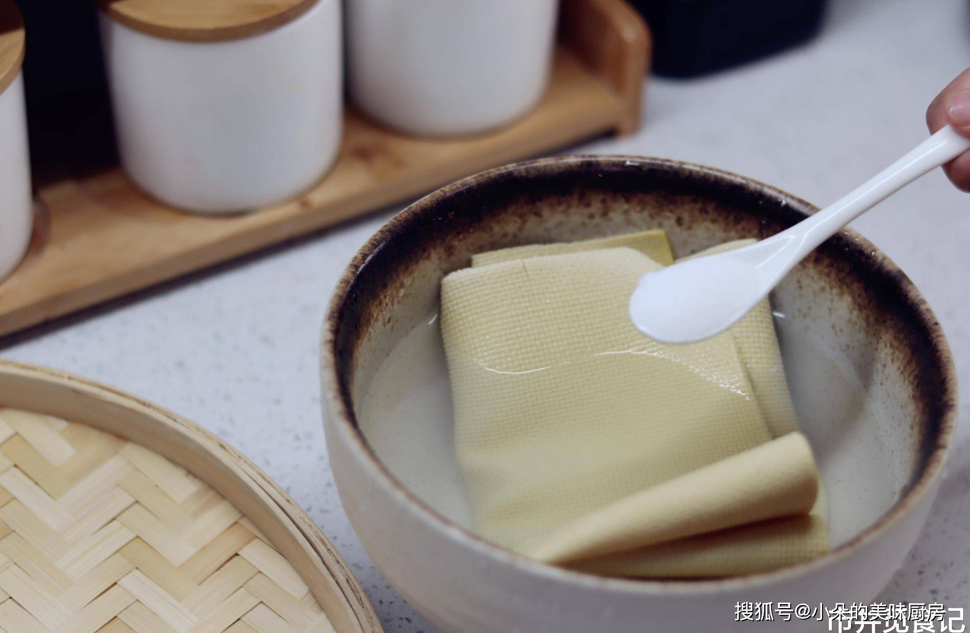 成本|最近超火的“烤豆皮”零食，1块钱成本做一堆，薄如纸片酥脆焦香